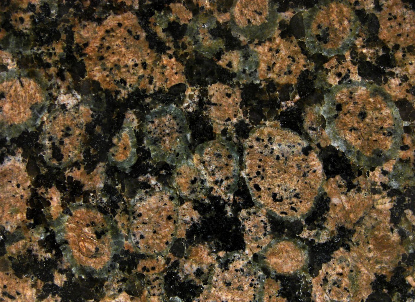 Un primer plano de una encimera de granito marrón y negro