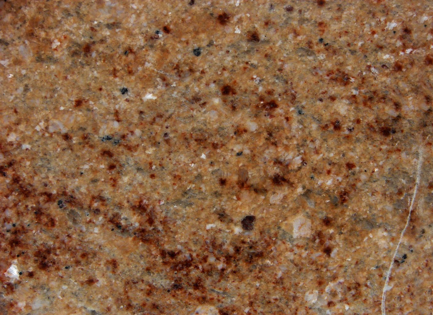 Un primer plano de una encimera de granito marrón.