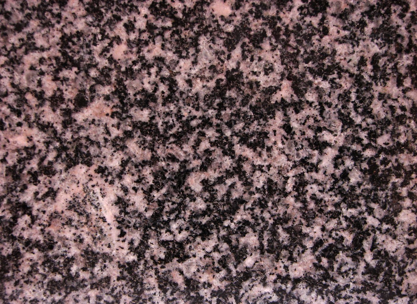 Un primer plano de una encimera de granito negro y rosa