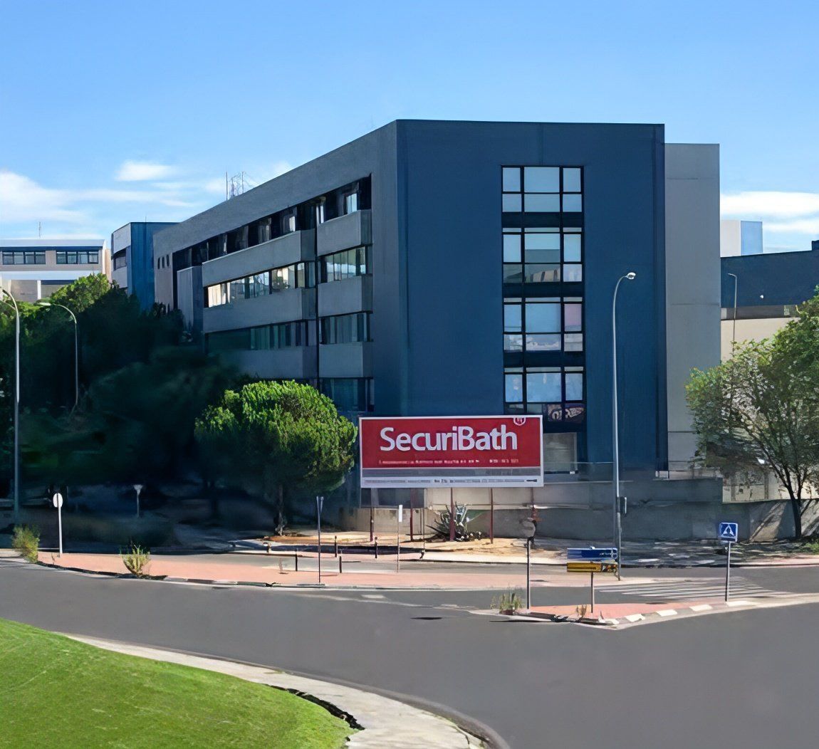 Un edificio grande con un cartel rojo que dice securbath.
