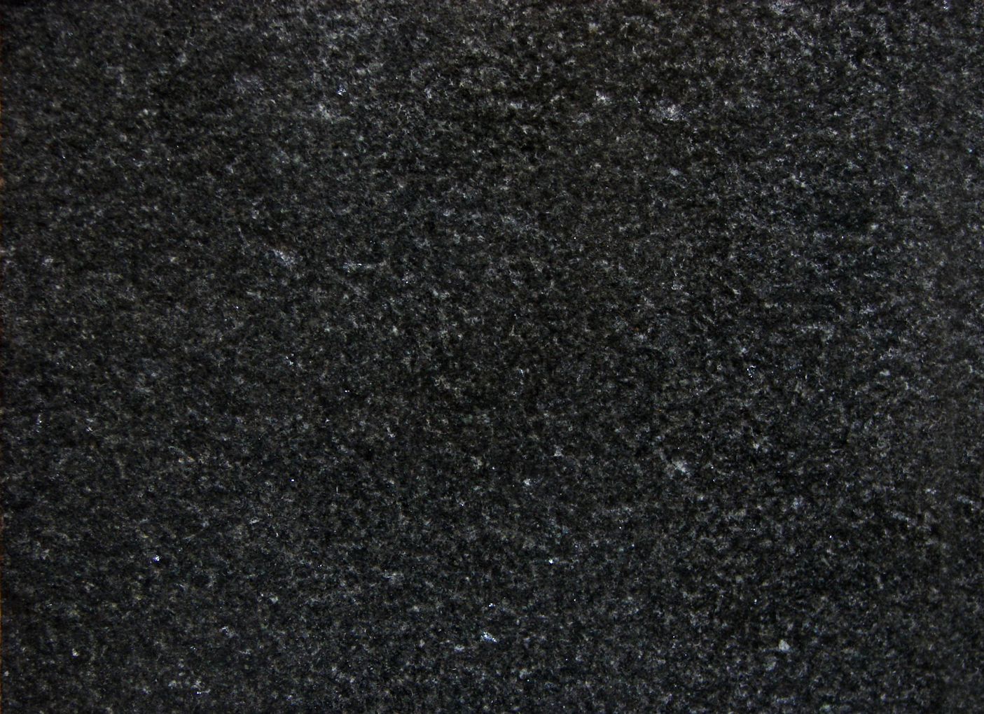 Un primer plano de una encimera de granito negro.