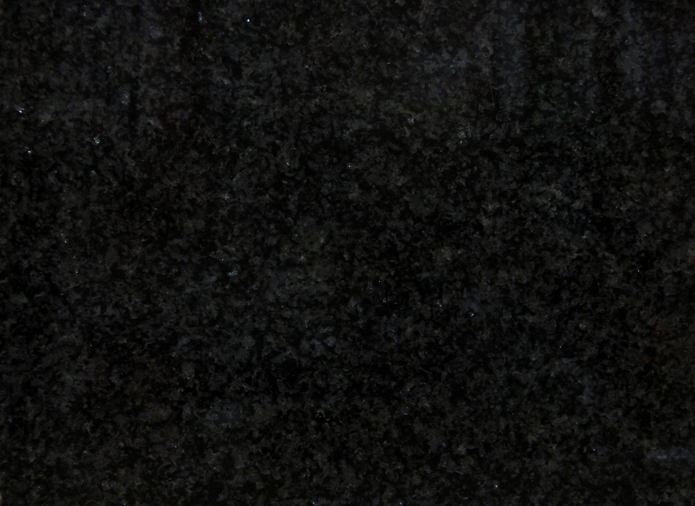 Un primer plano de una encimera de granito negro.