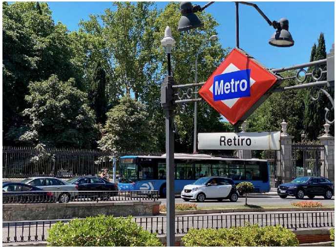 Un cartel rojo que dice metro retiro.