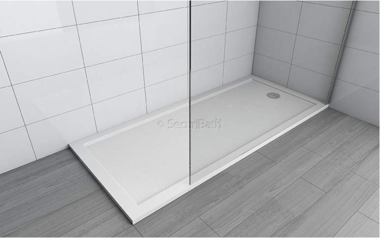 Un plato de ducha se encuentra en un baño junto a una pared de cristal.
