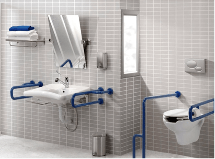 baño adaptado y accesible para personas mayores con barras de apoyo