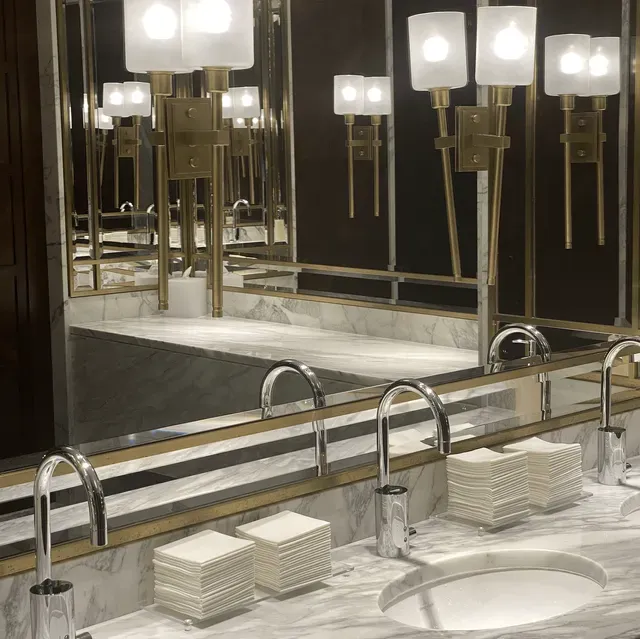 Un baño con lavabo, espejo y luces.