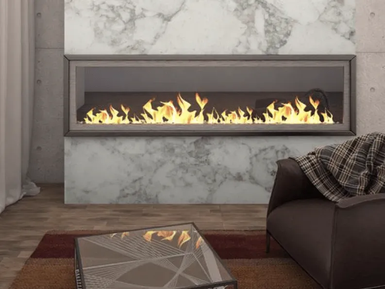 Un salón con chimenea y sofá.