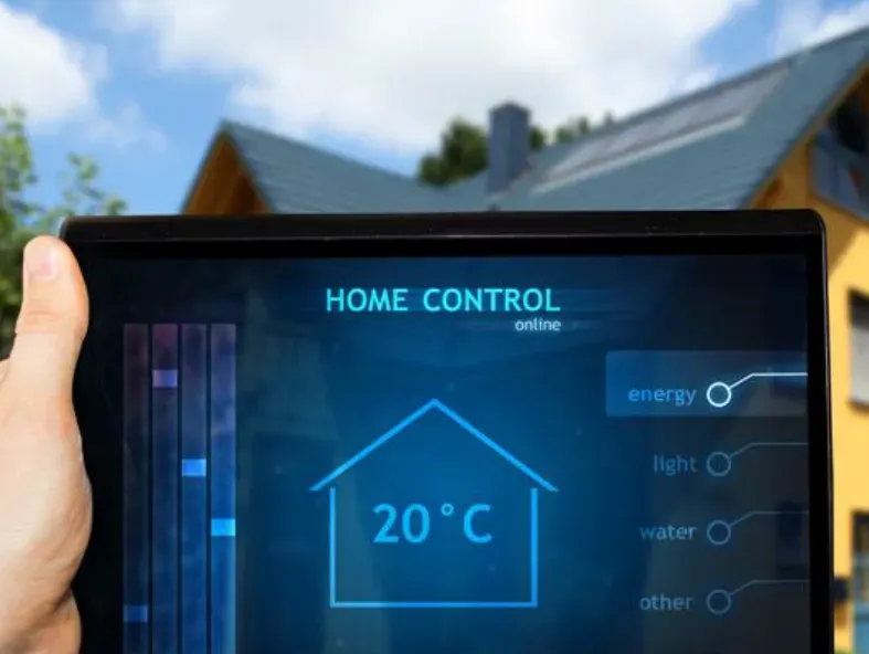 Una persona sostiene una tableta con una pantalla de control del hogar.