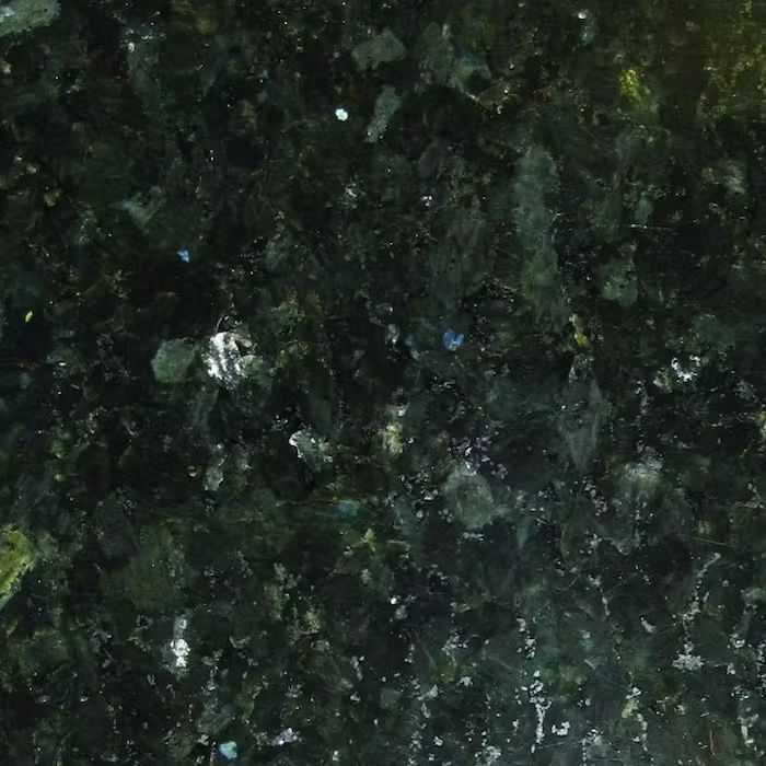 Un primer plano de una encimera de granito verde.
