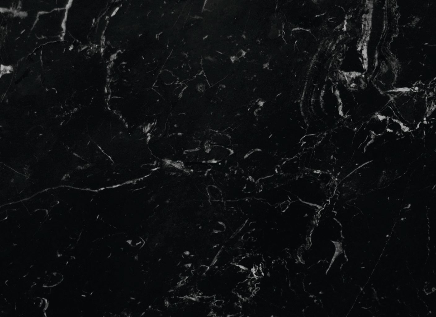Un primer plano de una textura de mármol negro con vetas blancas.