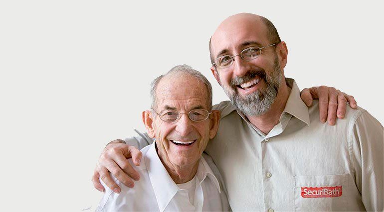 Dos hombres posan juntos para una foto y sonríen para la cámara.