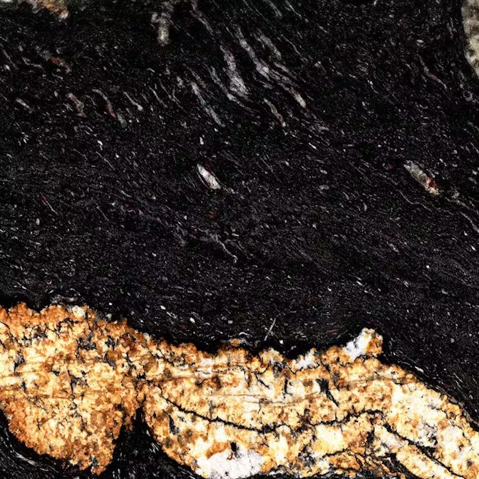 Un primer plano de una encimera de granito negro y dorado
