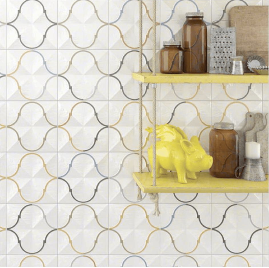 Una alcancía amarilla se encuentra en un estante en una cocina