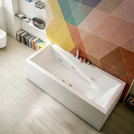 Una bañera se encuentra en un baño al lado de un inodoro.