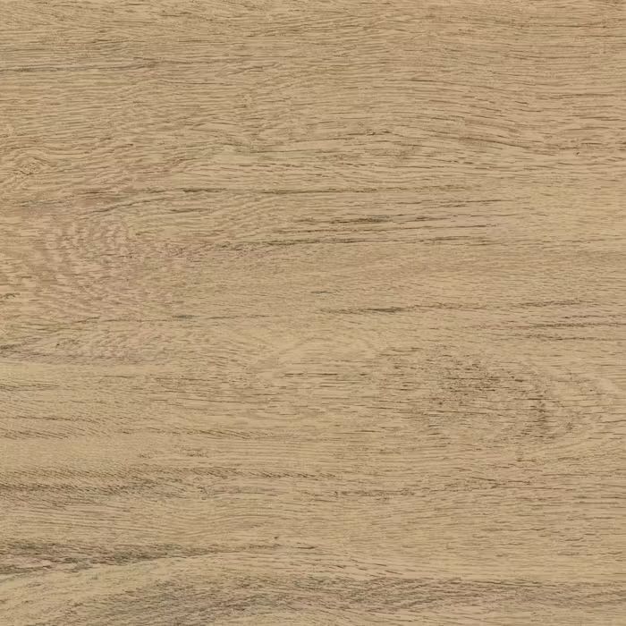 Un primer plano de un trozo de madera que muestra la veta y la textura.