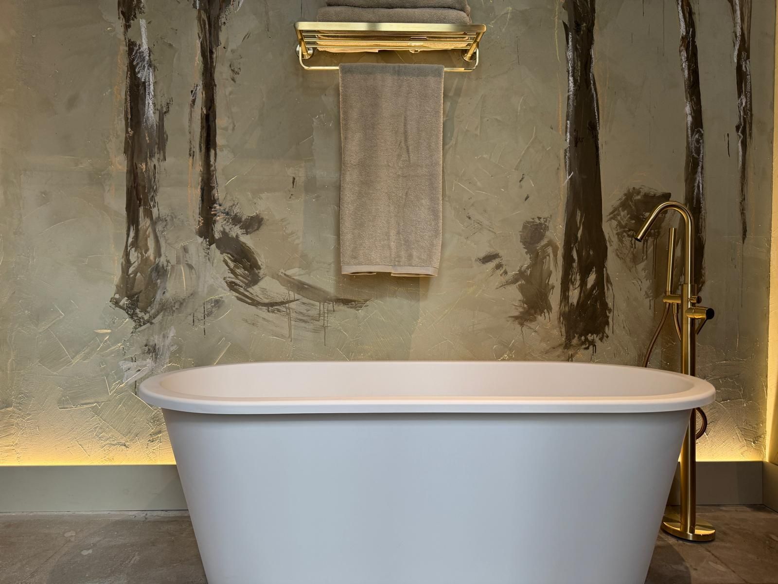 Un cuarto de baño con inodoro, lavabo, espejo y ducha.
