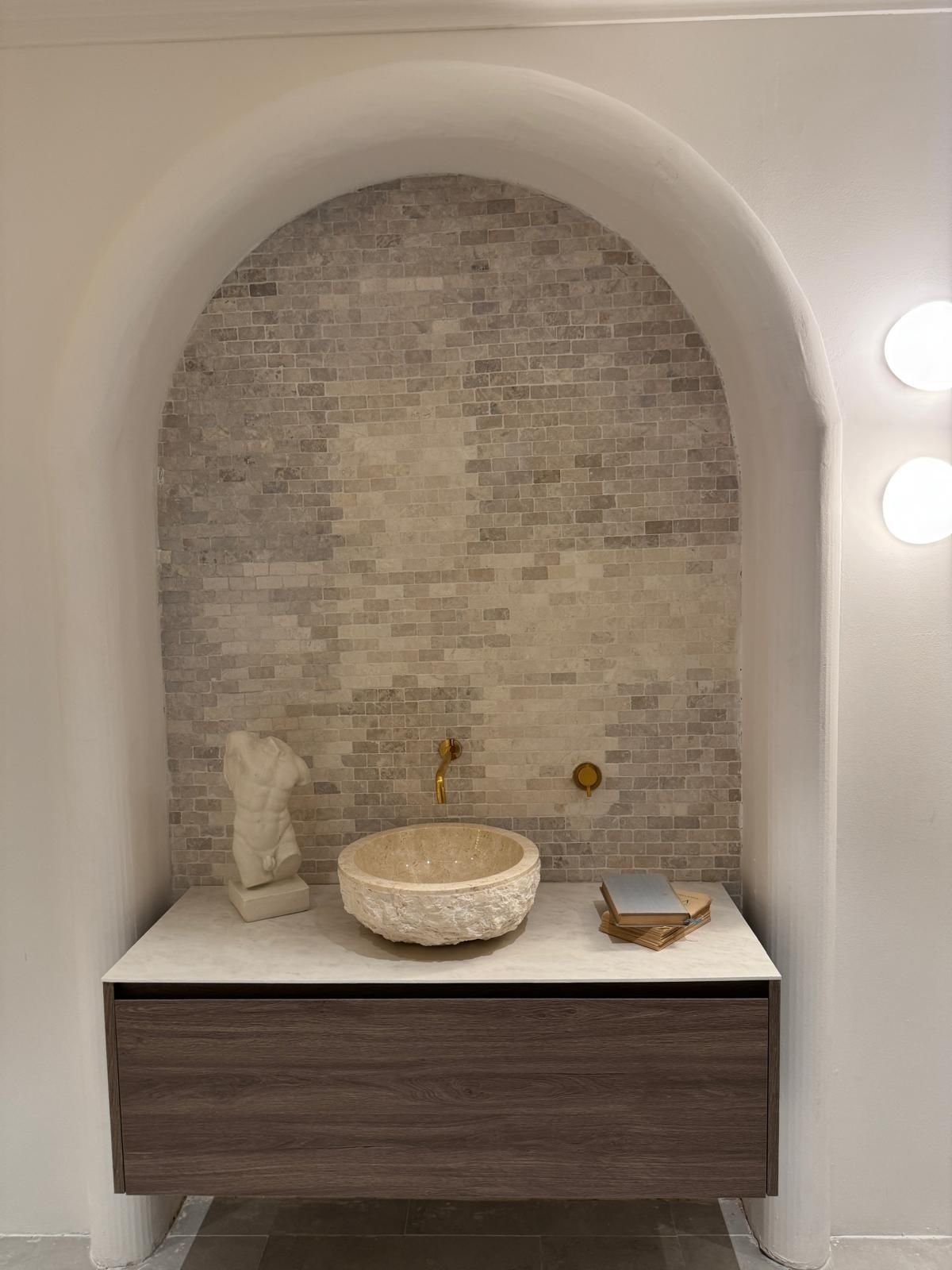 Un cuarto de baño con inodoro, lavabo, espejo y ducha.