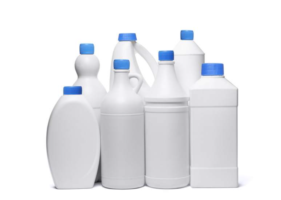 Un grupo de botellas de plástico blancas con tapas azules sobre fondo blanco.