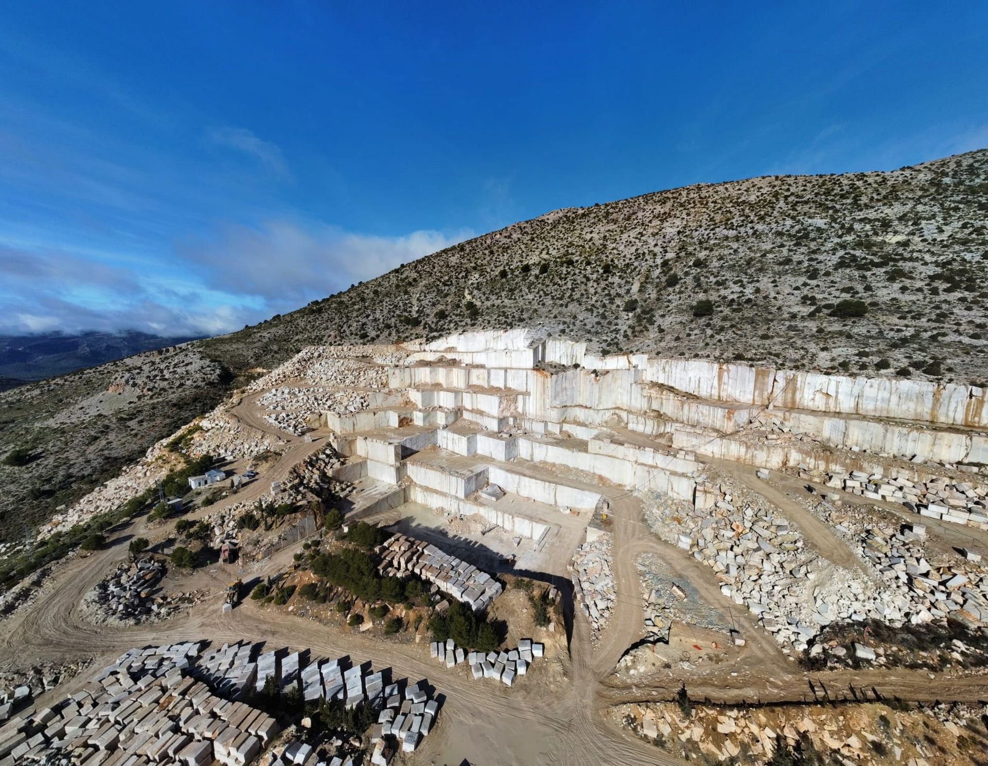Una vista aérea de una cantera de mármol en la cima de una montaña.