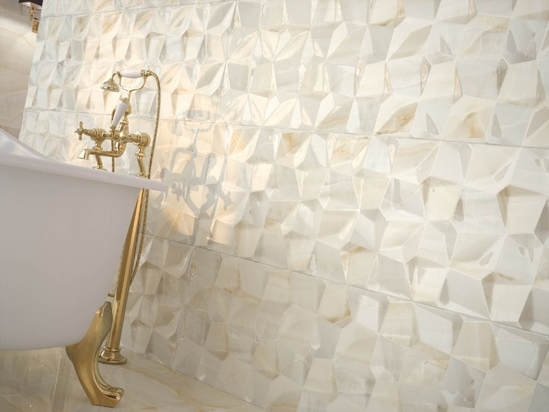 Hay una bañera en el baño con grifo dorado.