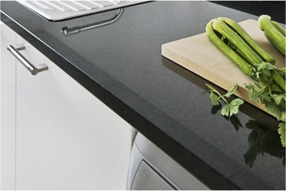 Apio sobre una tabla para cortar en la encimera de la cocina