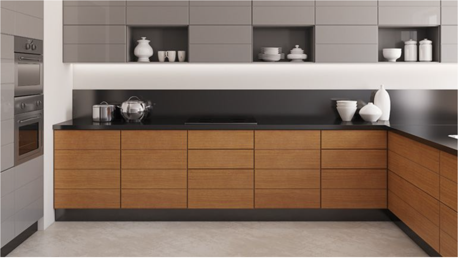 Una cocina con gabinetes de madera y encimera negra.