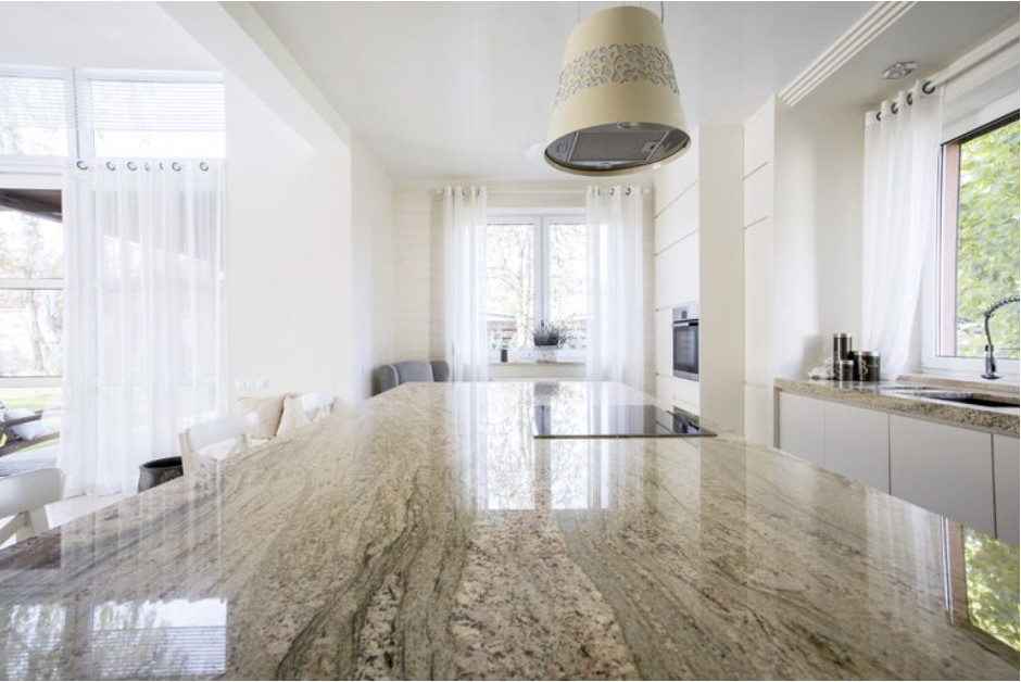 Una cocina con encimera de granito y horno anafe.