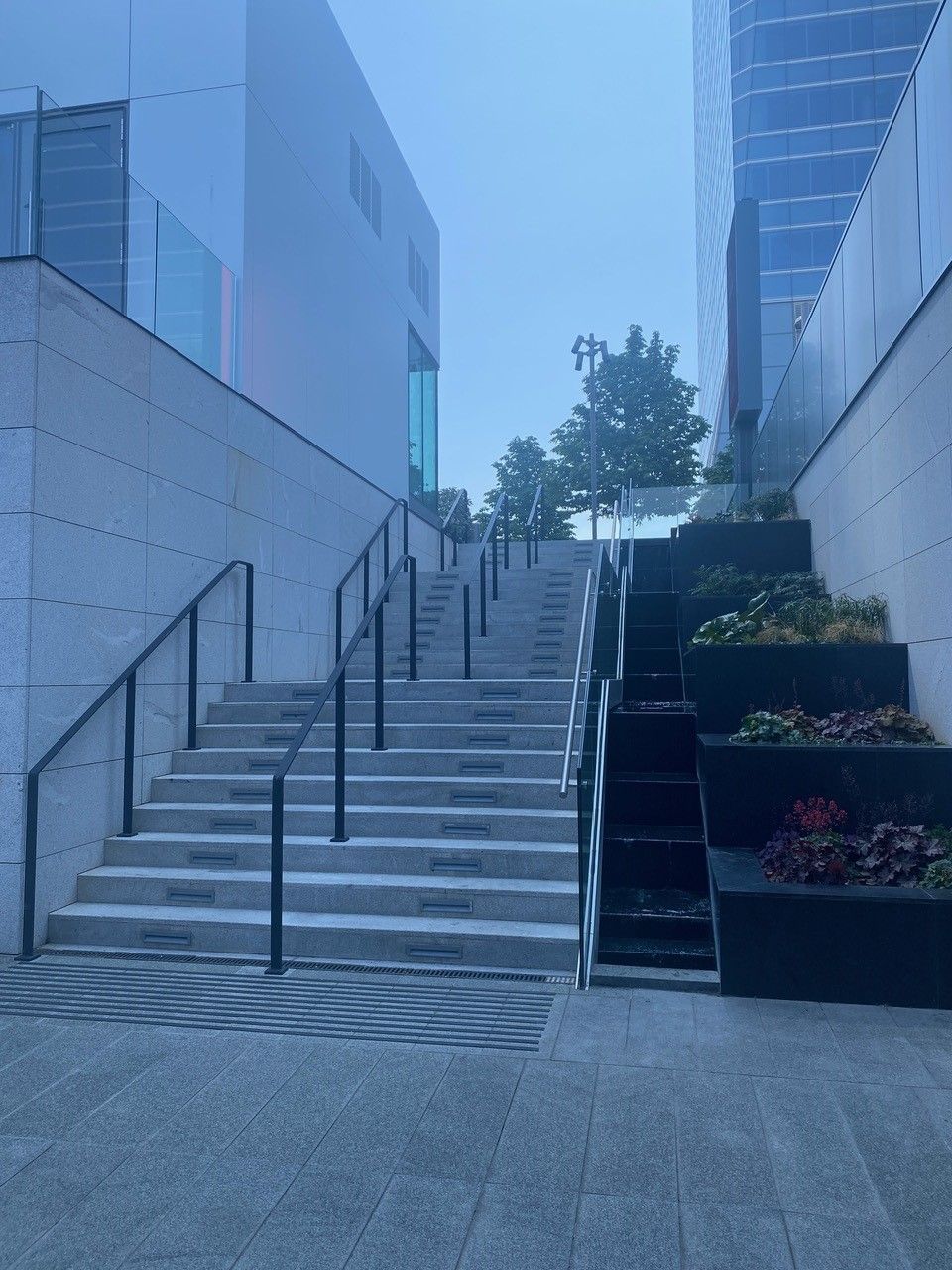 Un conjunto de escaleras que conducen a un edificio.