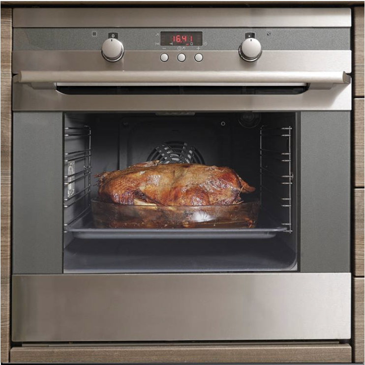 Un horno de acero inoxidable con un pollo asado.