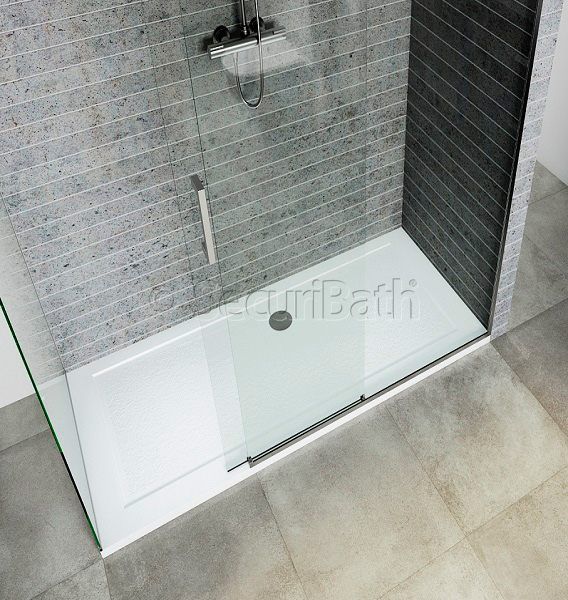 Una cabina de ducha con puerta corredera de cristal en un baño.