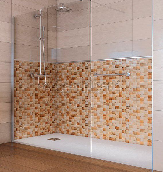 Un baño con plato de ducha y pared de azulejos.