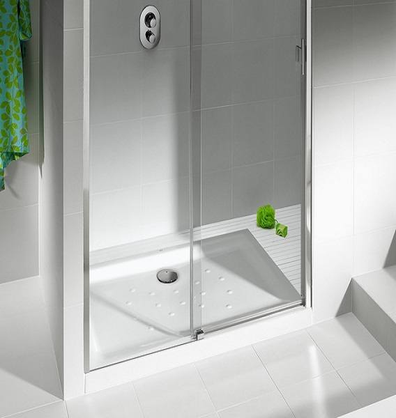 Una cabina de ducha con puerta de cristal en un baño.