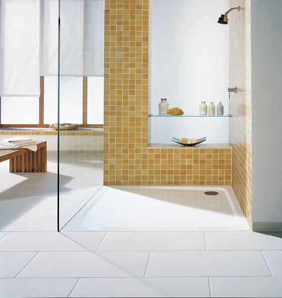 Un baño con plato de ducha y ventana.