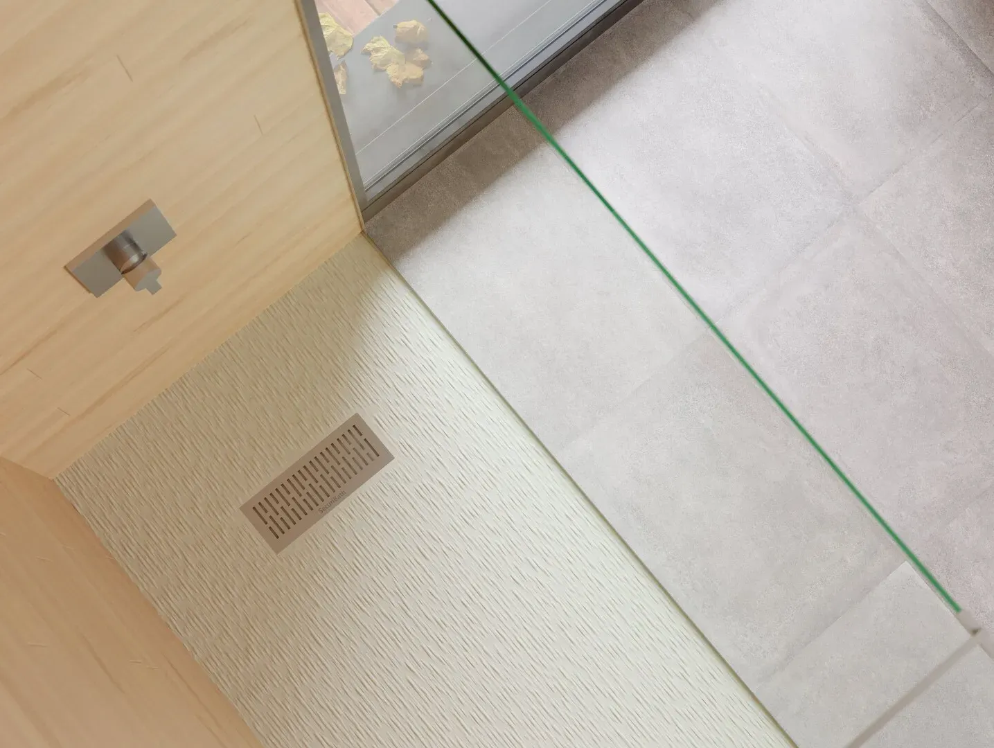 Un baño con plato de ducha con puerta de cristal.
