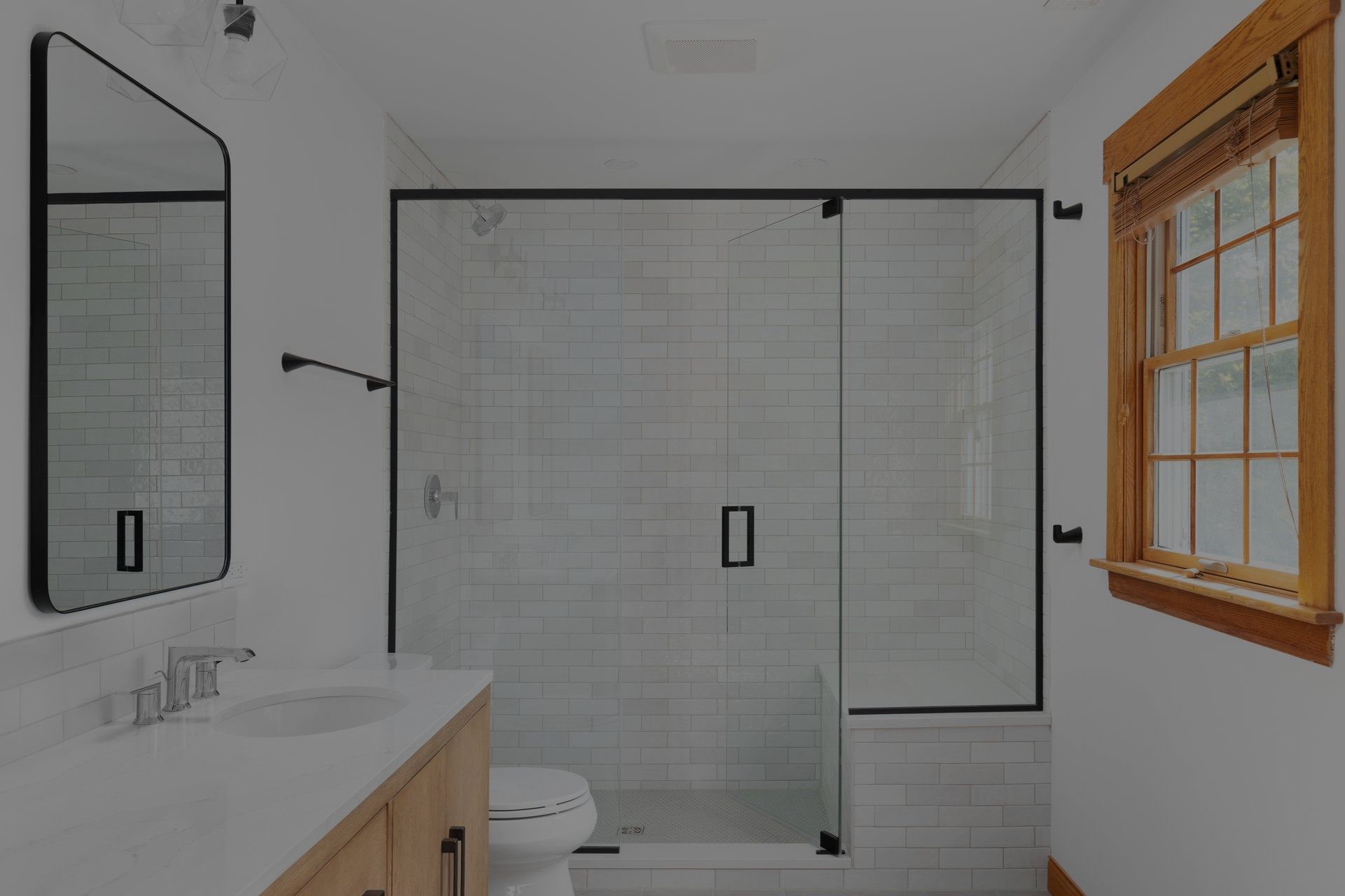 Un baño con inodoro, lavabo, espejo y cabina de ducha.