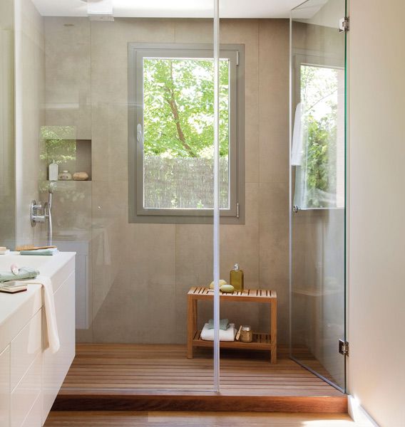 Un baño con plato de ducha y ventana.