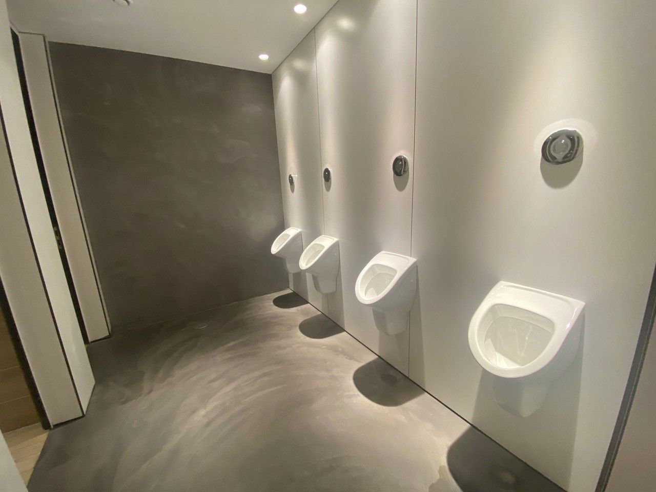 Una fila de urinarios en un baño público.