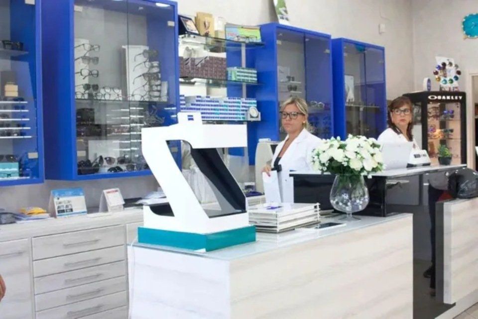 interni del negozio di ottica