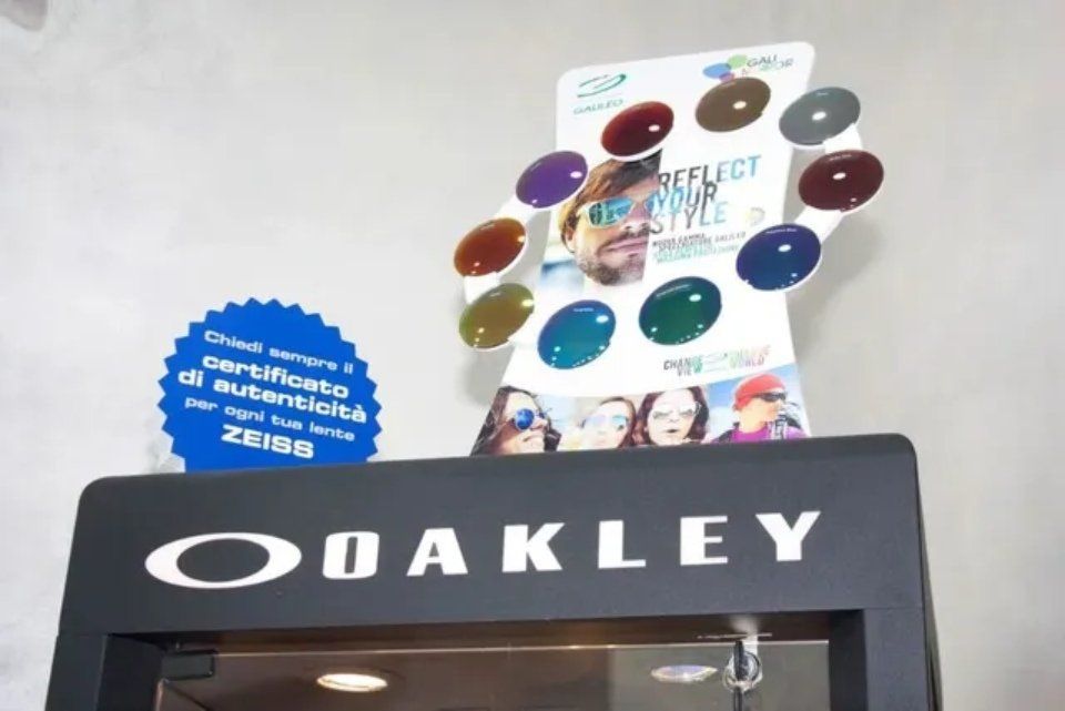espositore Oakley del negozio di ottica