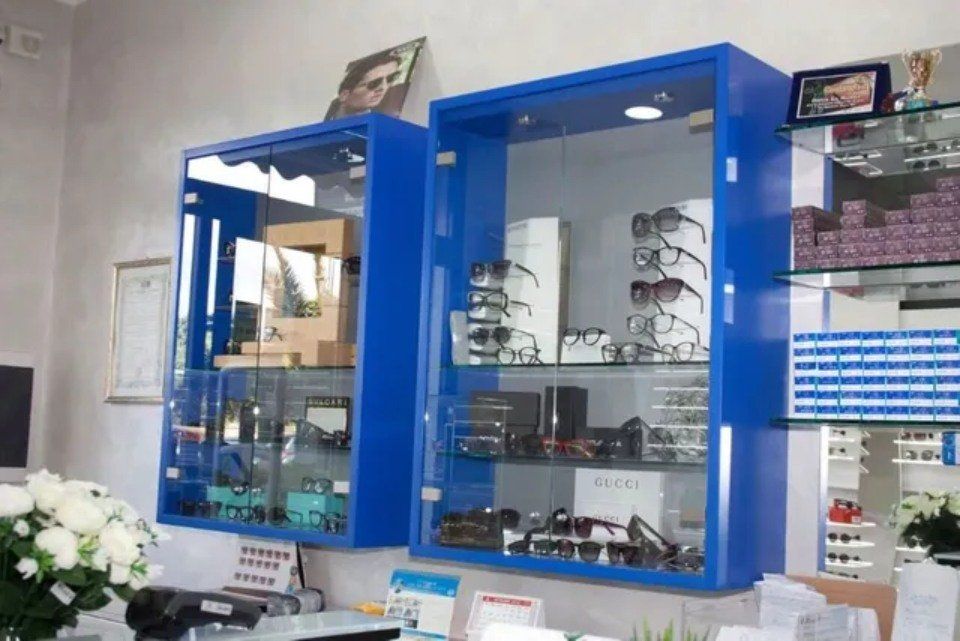 espositori del negozio di ottica