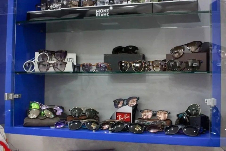 occhiali da sole del negozio di ottica