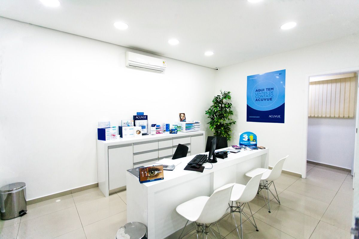 Uma sala com uma escrivaninha e cadeiras