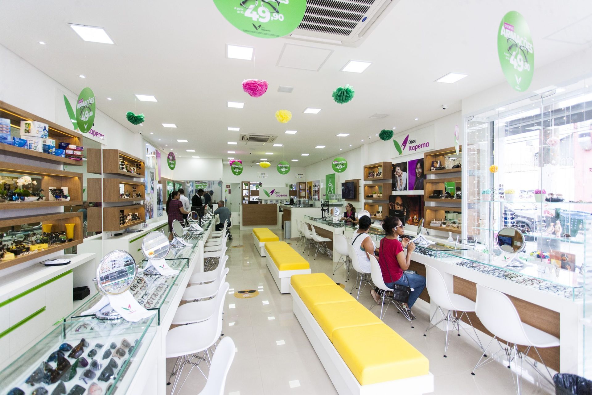 Um grupo de pessoas está sentado em mesas em uma loja.