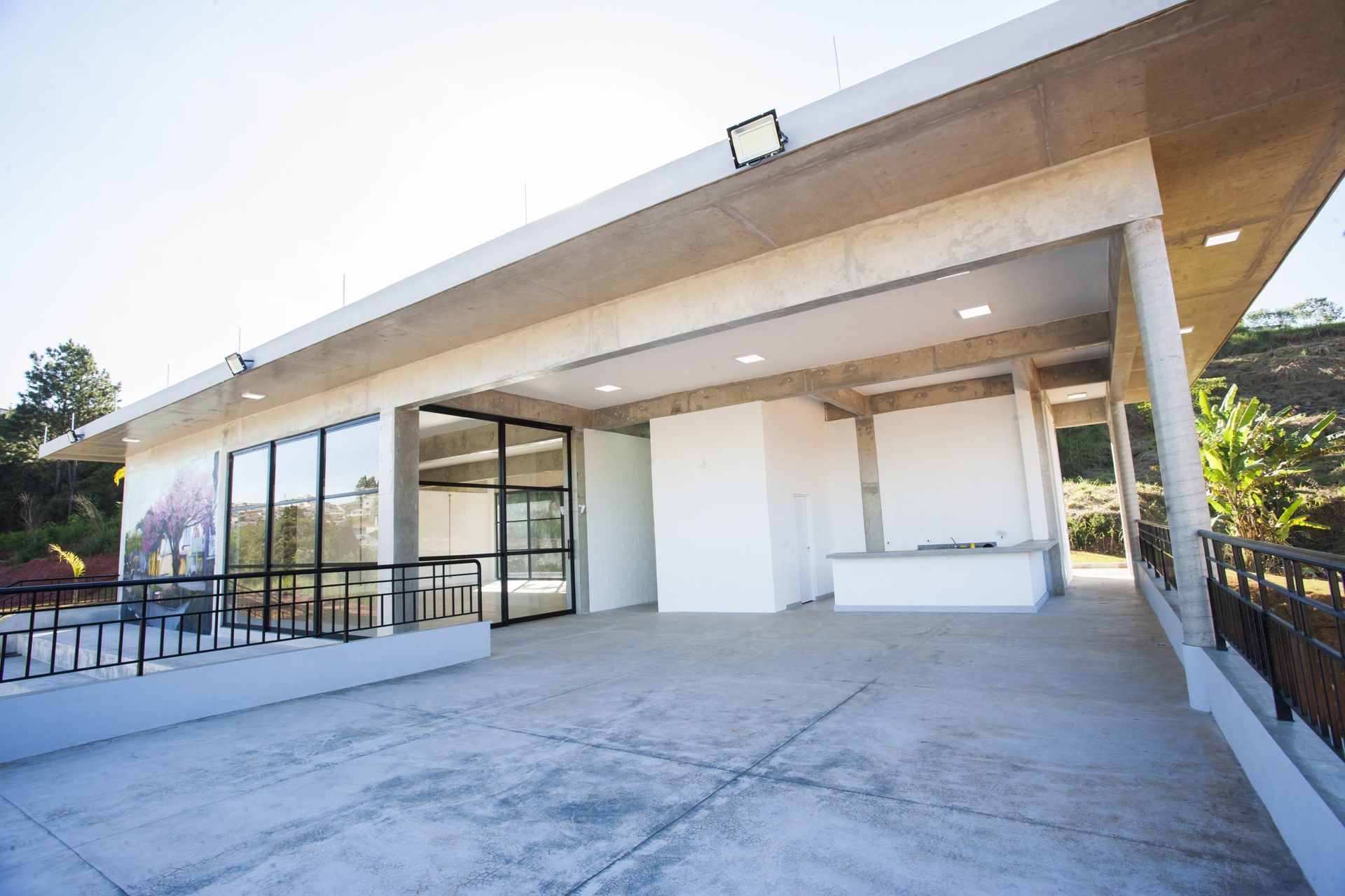 Um grande edifício branco com muitas janelas