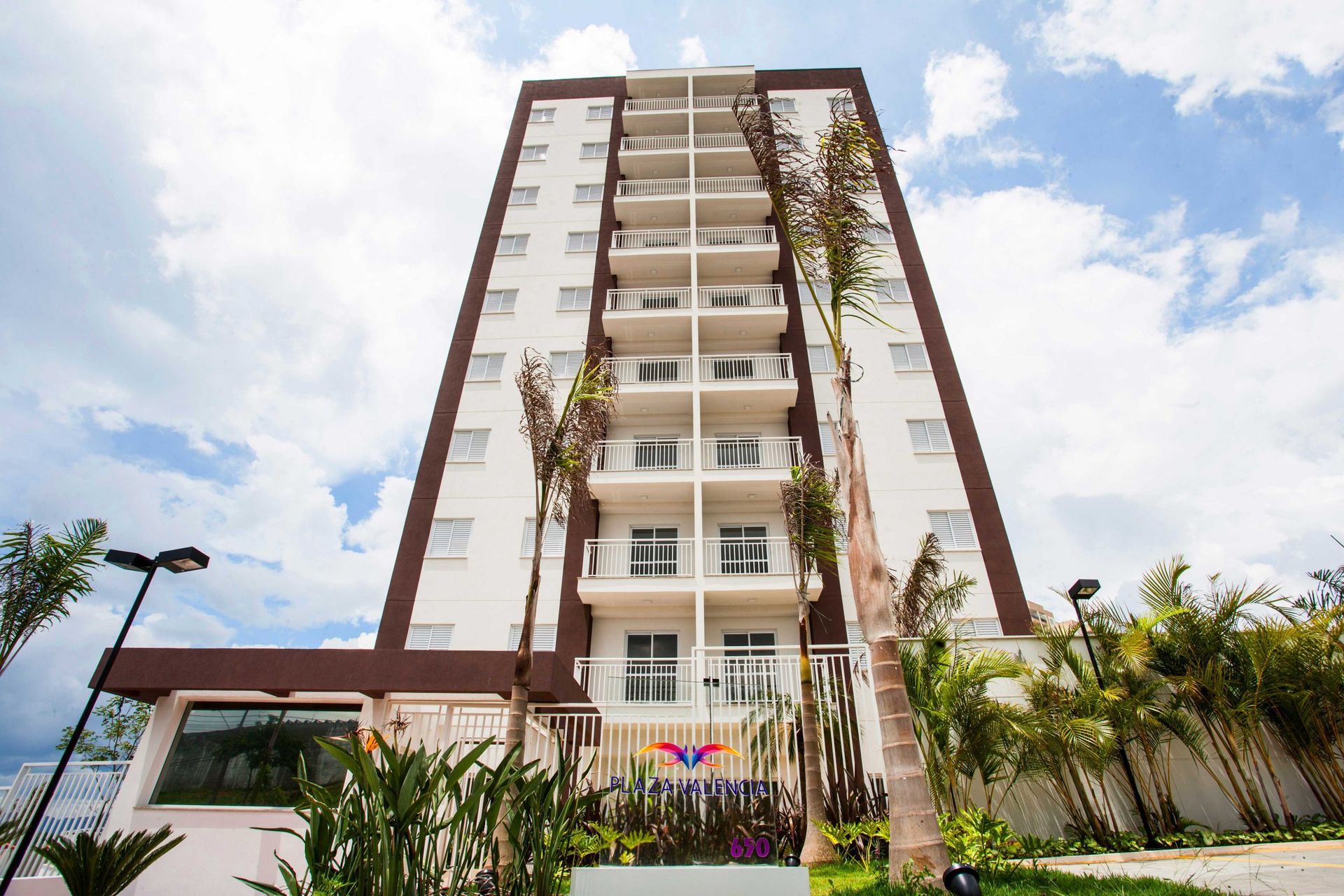 Um edifício alto com muitas janelas e varandas