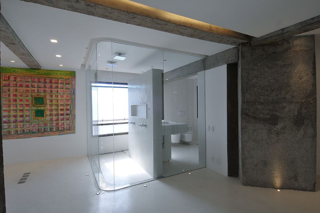 Uma sala com uma parede de vidro e uma pintura na parede