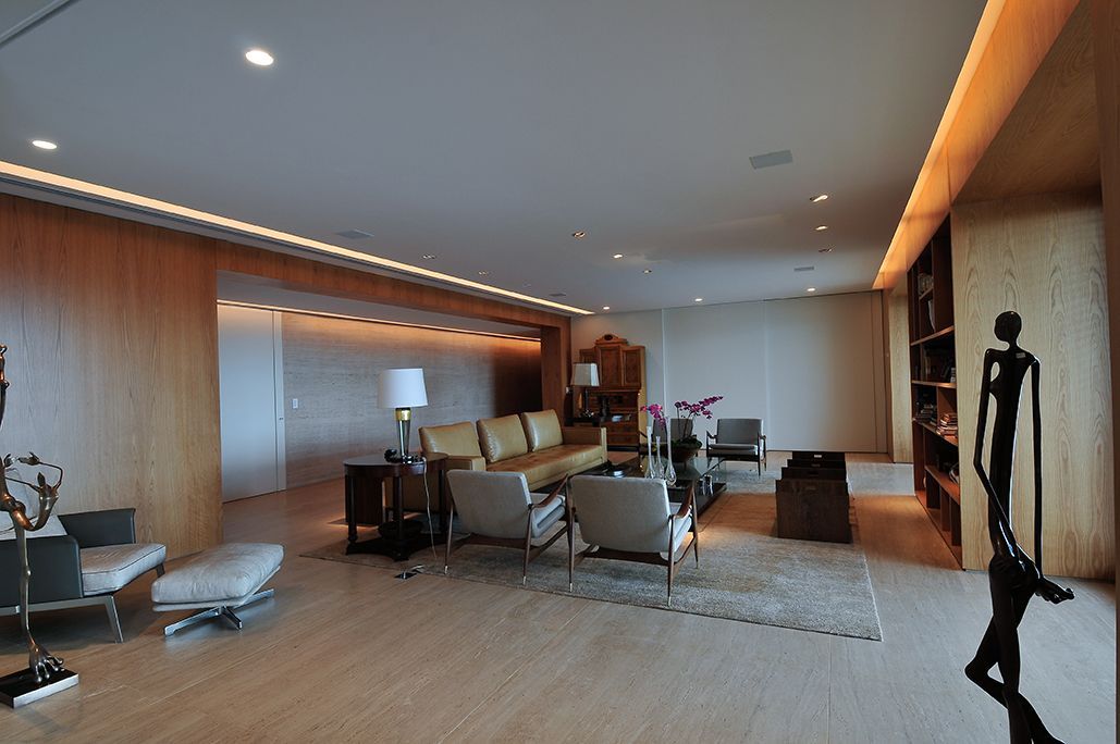 Uma sala de estar cheia de móveis e uma estátua