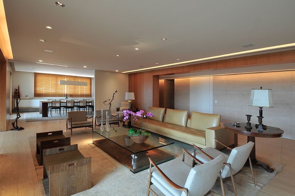 Uma sala de estar com um sofá, cadeiras e uma mesa