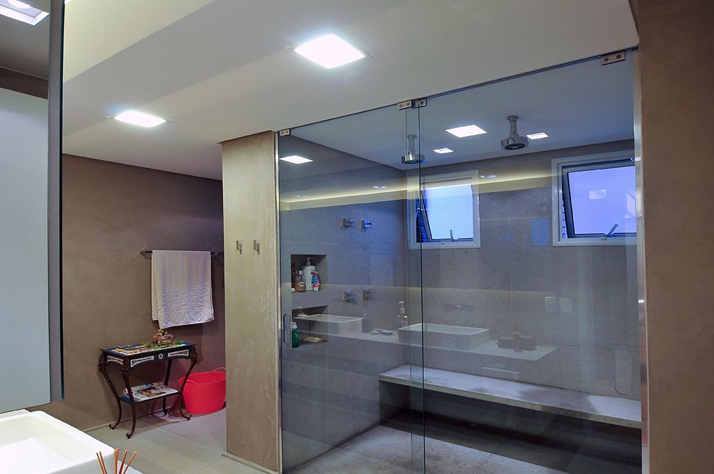 Um banheiro com chuveiro e pia