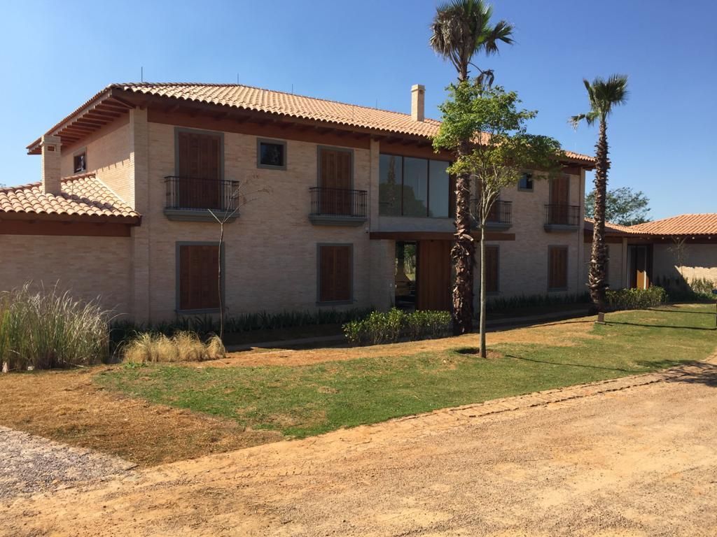 Uma casa grande com muitas janelas e varandas